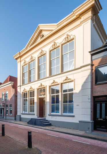 De historische gevel van het museum aan de Langestraat.
