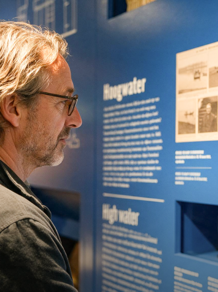 Bedrijvig: bezoekers in het museum