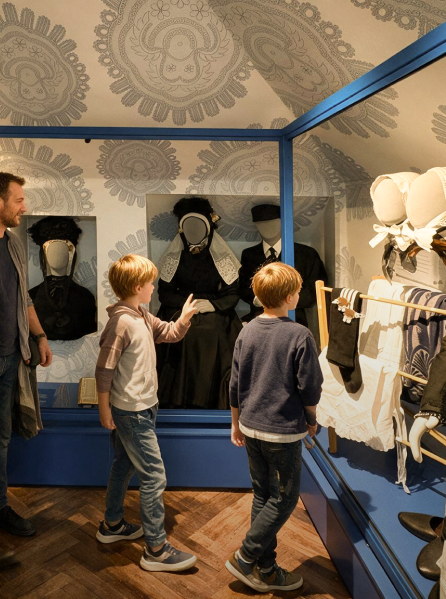 Eigen: bezoekers in het museum