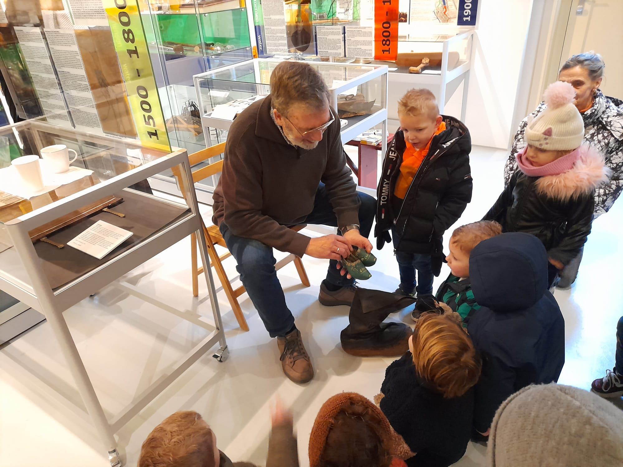 Bezoek van een kinderklas aan het museum